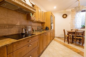 ثلاجة، ميكروويف، فرن، موقد طهي مسطح