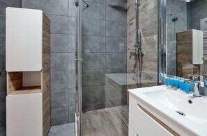 Dusche, kostenlose Toilettenartikel, Haartrockner, Handtücher