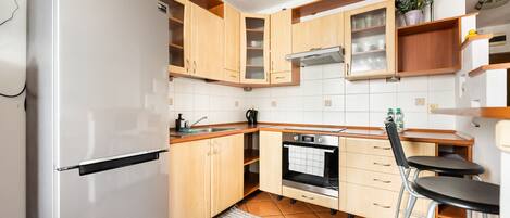 Fridge, oven, stovetop
