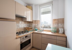 Fridge, oven, stovetop - Metro Płocka Comfort Apartment (Warszawa)