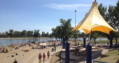 Main Floor 3 bedroom, sleeps 5-6, family-friendly.