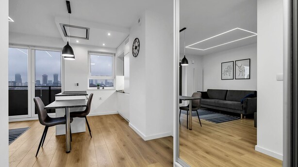Een modern appartement met een eetgedeelte, keuken en woonkamer.