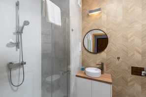 Suihku, ilmaiset hygieniatuotteet, hiustenkuivaaja, pyyhkeet
