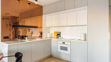 Fridge, oven, stovetop, dishwasher