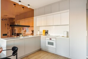 Fridge, oven, stovetop, dishwasher