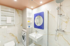 Shower, hair dryer, towels - Blue Marine Apartment (Kołobrzeg)