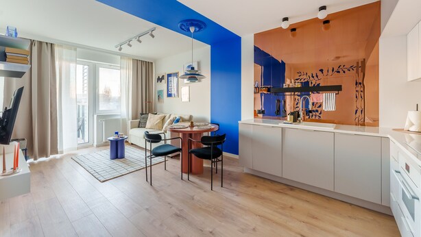 Um apartamento moderno com sala de jantar, cozinha e área de estar.
