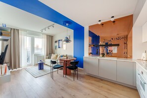 Un appartement moderne comprenant un coin repas, une cuisine et un espace de vie.