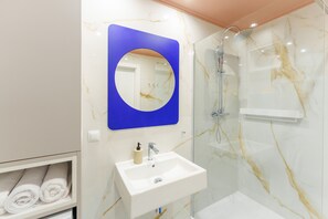 Ducha, secador de pelo y toallas