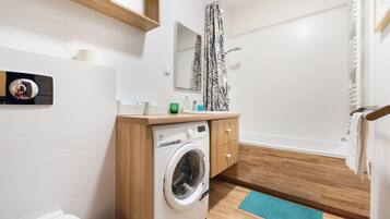 Secador de cabelo, toalhas de banho, sabonete, shampoo