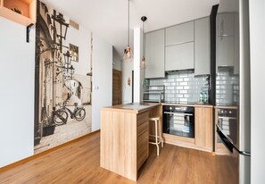 Réfrigérateur, micro-ondes, four, plaque de cuisson