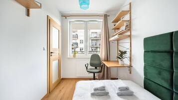 1 dormitori, planxa i posts de planxar, wifi i roba de llit