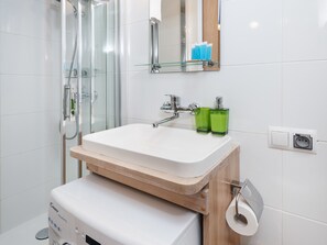 Dusche, Haartrockner, Handtücher, Seife
