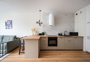 Fridge, microwave, oven, stovetop - Business Park Cosy Apartment (Warszawa)