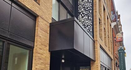 Condo dowtown Montreal 13mins walk to the Old-Port