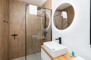 Shower, hair dryer, towels, soap - Tauron Modern Studio (Kraków)