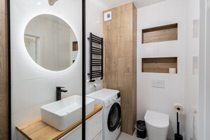 Shower, hair dryer, towels, soap - Tauron Modern Studio (Kraków)
