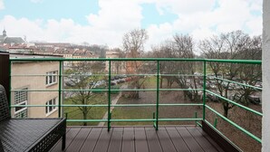 A balcony with a view of a parking lot and buildings. - Old Town Colourful Apartment (Warszawa)