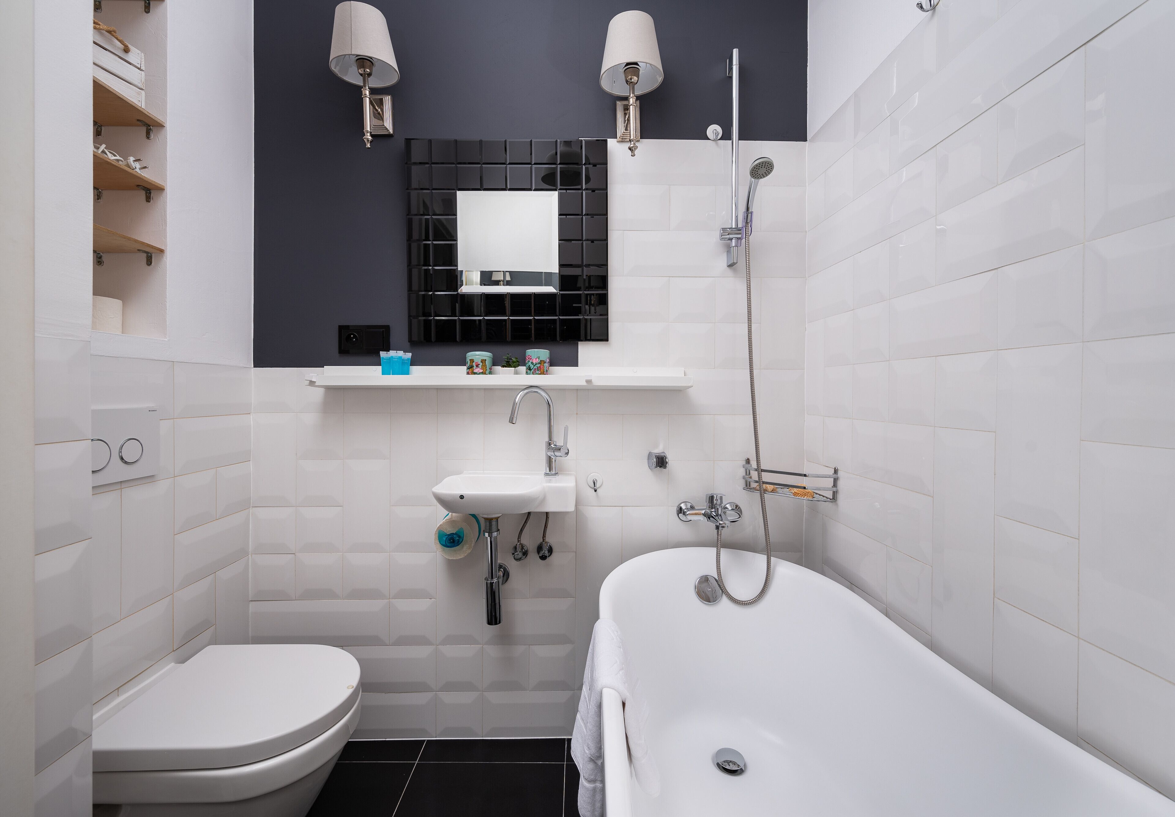 Ein modernes Badezimmer mit Toilette, Badewanne, Waschbecken und Spiegel.