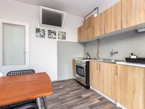 Fridge, oven, stovetop - Targ Rybny Standard Apartment (Gdańsk)