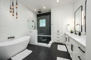 Dusche, umweltfreundliche Kosmetikartikel, Haartrockner, Handtücher
