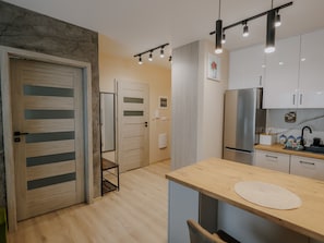 Frigorifero, forno, piano cottura, lavastoviglie