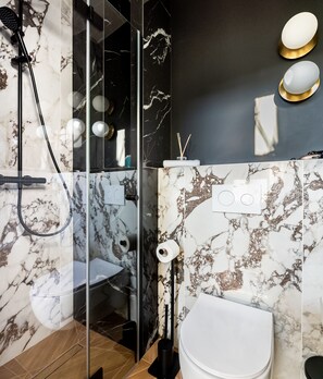 Secador de cabelo, toalhas de banho