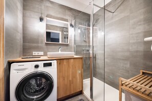Dusche, Haartrockner, Handtücher, Seife