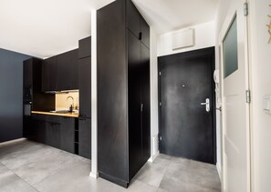 Fridge, microwave, oven, stovetop - Praga Chic Apartment (Warszawa)