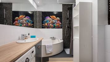 Amenidades de baño gratuitas, secadora de cabello, toallas, jabón