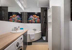 Articles de toilette (gratuits), séchoir à cheveux, serviettes fournies