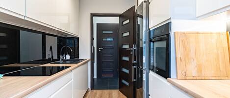 Fridge, oven, stovetop, dishwasher