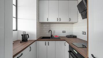 Kjøleskap, ovn og kokeplater