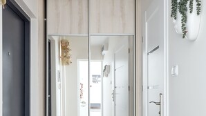 Un intérieur moderne avec une porte coulissante donnant sur un couloir.