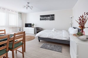 1 dormitorio, tabla de planchar con plancha, wifi y ropa de cama