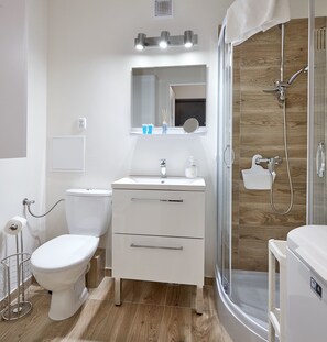 Een douche, een haardroger, handdoeken
