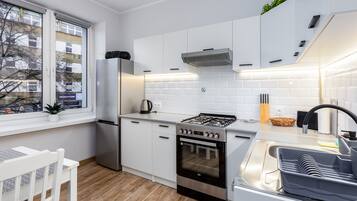 Frigorifero, microonde, forno, piano cottura