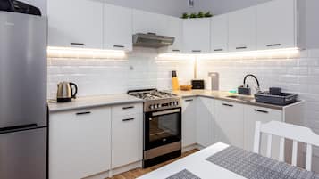 Frigorifero, microonde, forno, piano cottura