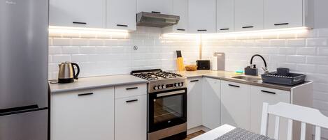 Een koelkast, een magnetron, een oven, een kookplaat