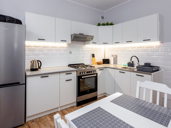 Fridge, oven, stovetop