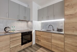 Een koelkast, een oven, een kookplaat, een vaatwasser