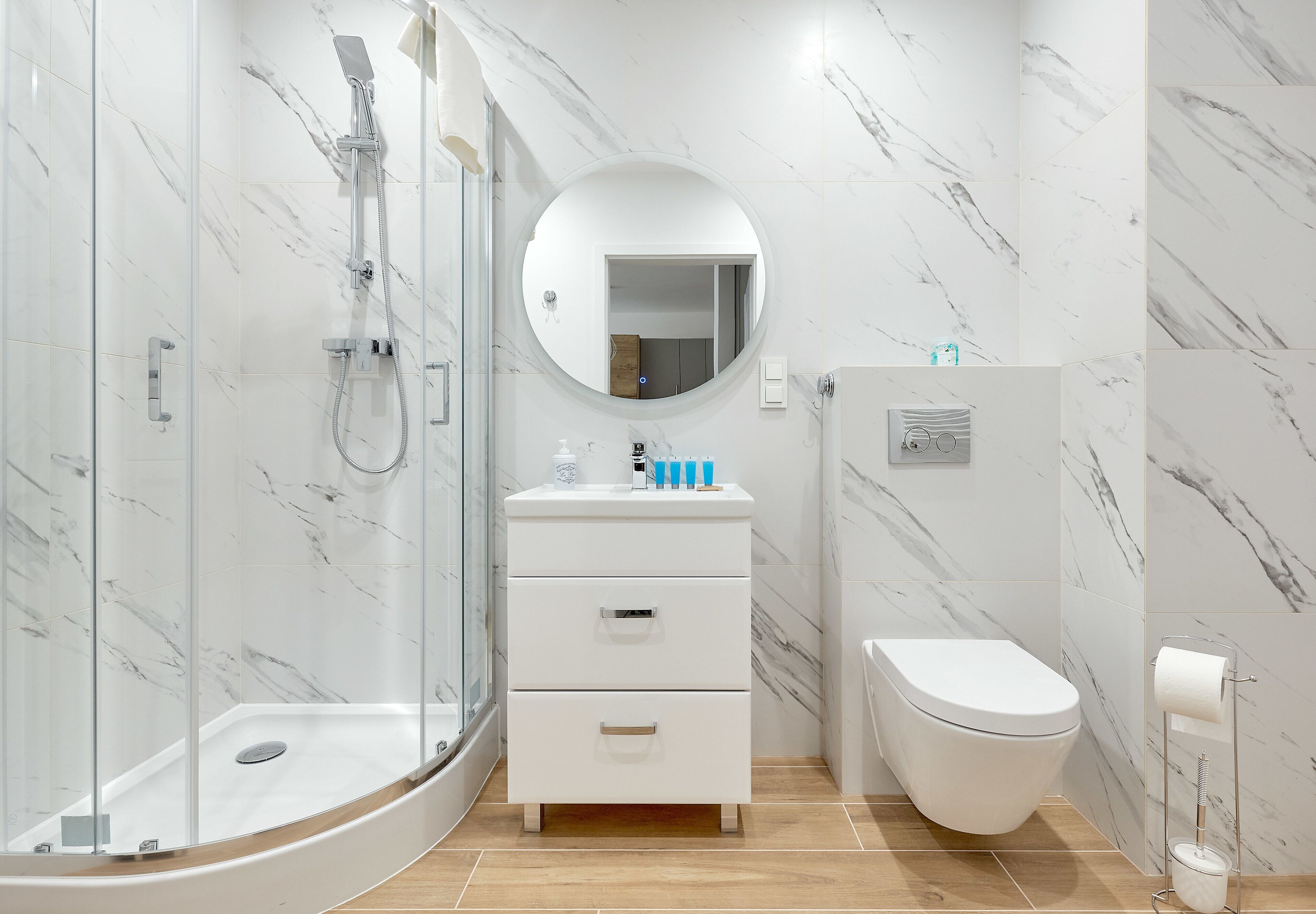 Shower, hair dryer, towels