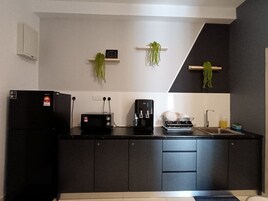 Business Apartment | Private kitchen | Fridge, microwave, electric kettle, cookware/dishes/utensils