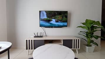 Studio | Coin séjour | TV connectée de 177 cm avec chaßnes numériques