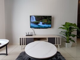 Basic Studio | Living area | 177-cm Smart TV with digital channels