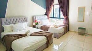 Une chambre d’hôtel avec deux lits, un ventilateur de plafond, une fenêtre avec des rideaux et un sol carrelé.