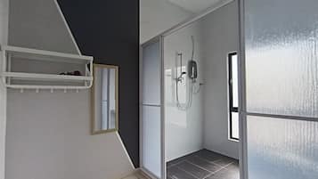 Basic Studio | Bathroom | Shower, bidet, soap, toilet paper