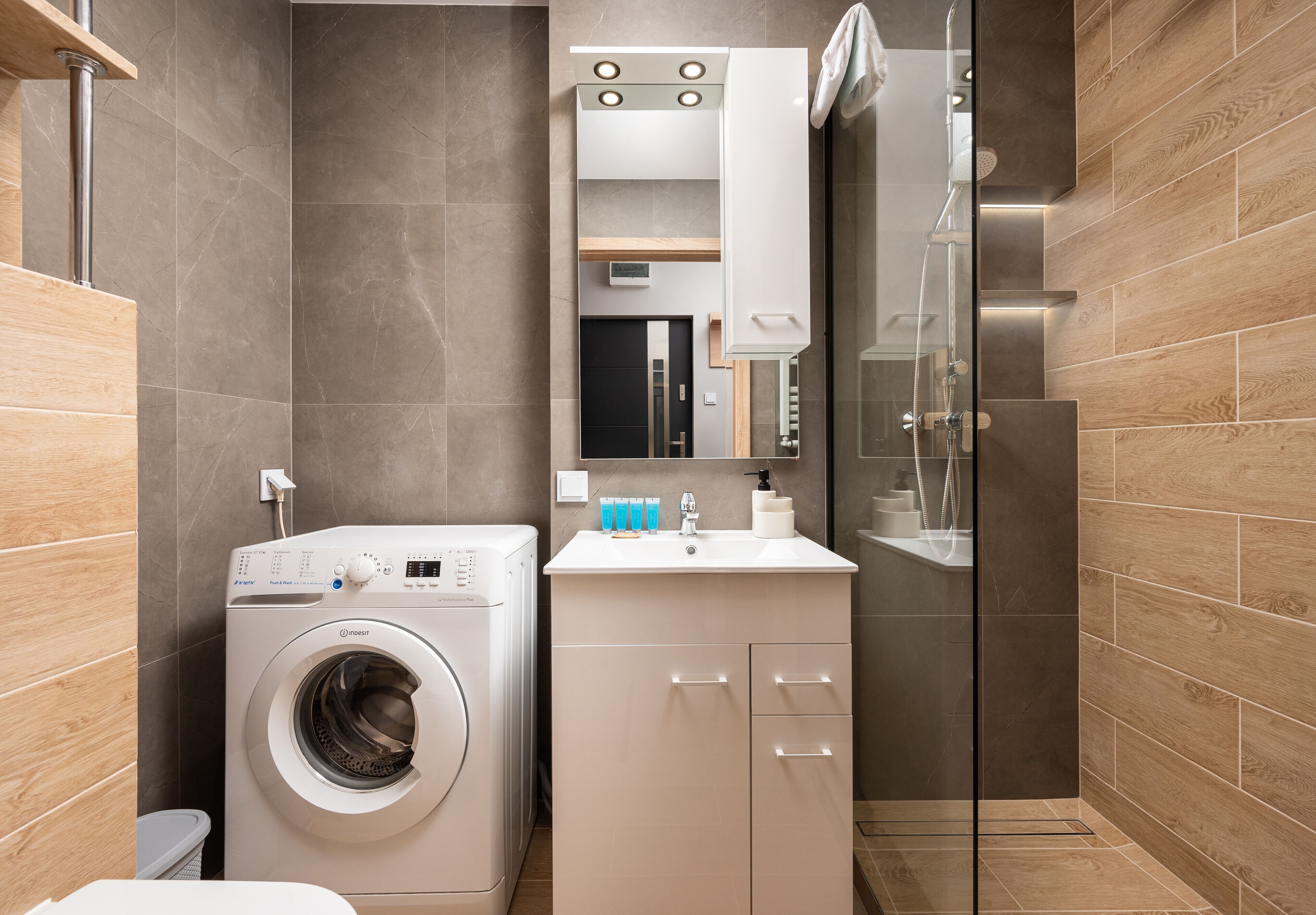 Shower, hair dryer, towels