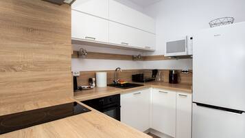 Geladeira, micro-ondas, fogão, cooktop