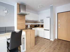 Jääkaappi, mikroaaltouuni, uuni, liesi